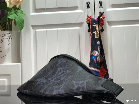 LOUIS BUMBAG DISCOVERY VUITTON 0422